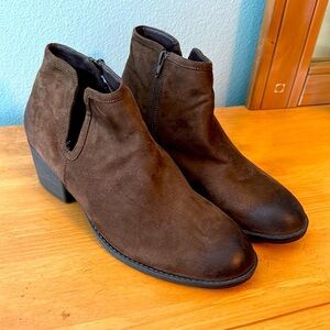 Nonbranded woman’s shoe booty brown suede for leather zip up side NWT size 10